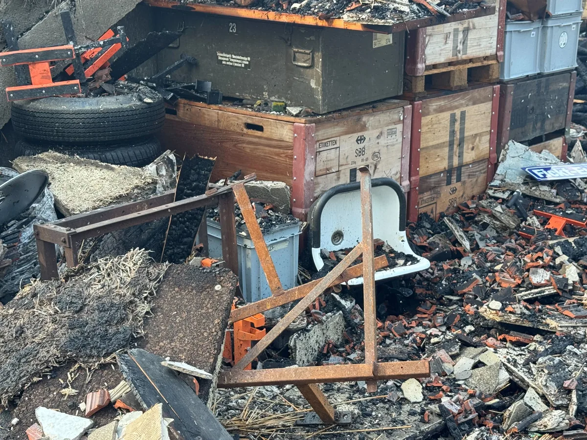 Man sieht ein abgebranntes Haus.